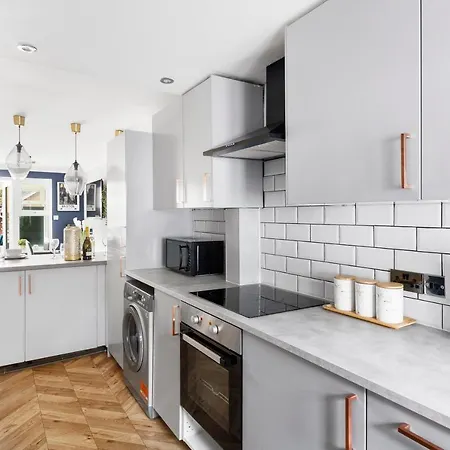 Wow Modern House 5 Bed 4 Bath 2 Parking - Hot Tub * Bristol
